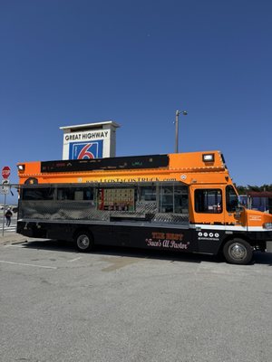Leo’s Tacos Truck by null