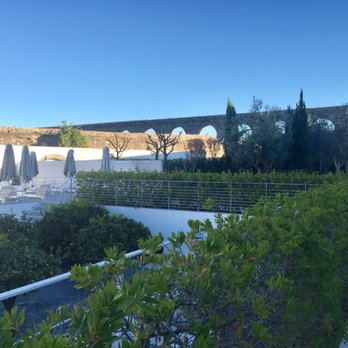 M'ar de Ar Hotel - The aqueduct overlooks the pool and orangerie - Hotels Near Me - Évora, 07