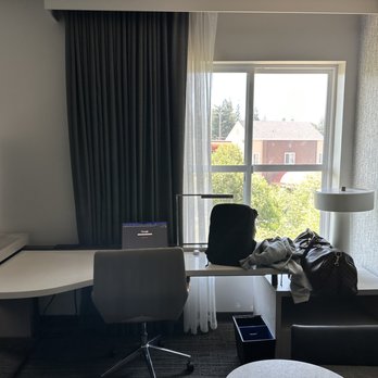 Hotel Trio Healdsburg - Desk Windows - Hotels Near Me - Healdsburg, California