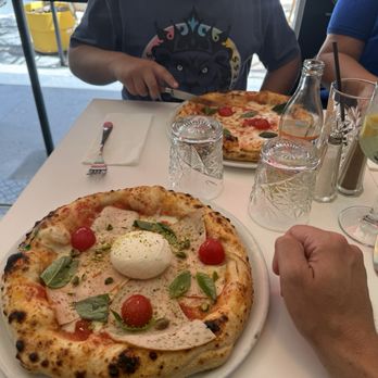 Dulcinea - Burrata de pistachio pizza and limoncello spritz. - Italian Near Me - Paris, 75