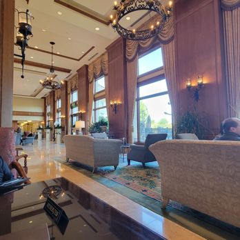 Library Lounge at Biltmore Inn - New American Near Me - Biltmore Forest, North Carolina Library Lounge at Biltmore Inn - New American Near Me - Biltmore Forest, North Carolina