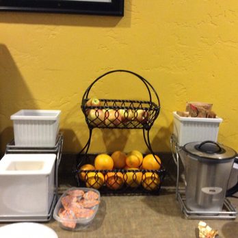 Super 8 by Wyndham Redmond - Ran out of milk and forks. Provided penutbuter, jelly, apples, oranges, oatmeal. - Hotels Near Me - Redmond, Oregon