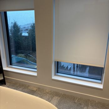 Muir - Windows there directly across from glass door shower and glass door toilet area - Hotels Near Me - Halifax, Nova Scotia