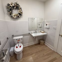 Carmel Salt Caves And Spa - Cute, spacious, and very clean restroom