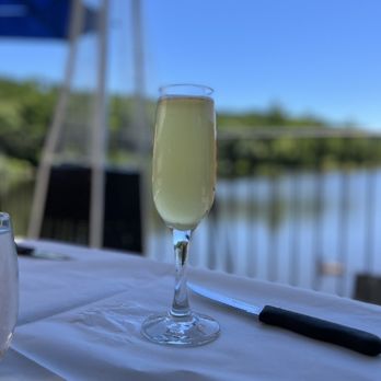 Gatsby's Landing - Bellini - New American Near Me - Roslyn, New York