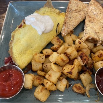 First Watch - The works omelette - Whole Gain Artisan Toast - Fresh Seasoned Potatoes - American Near Me - Laurel, Maryland