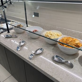 Wingtips Lounge - Que pasa? - Airport Lounges Near Me - St. Louis, Missouri