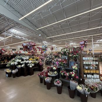 Tom Thumb - Entrance flooded with floral arrangements - Grocery Near Me - Forney, Texas