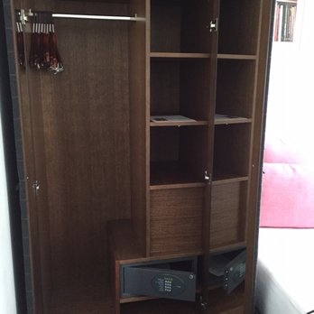 Hôtel Joyce - Storage and closet. Very ample. - Hotels Near Me - Paris, 75