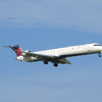 Mitchell Airport Observation Area - Delta on final approach - Transportation Near Me - Milwaukee, Wisconsin