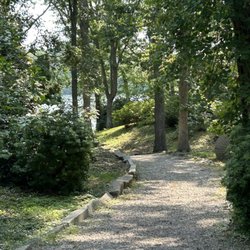 Spohr Gardens - Walkway down to the pond
