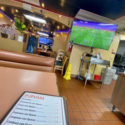 El Kiosco Pupeseria - Couple of big screen tv''s inside