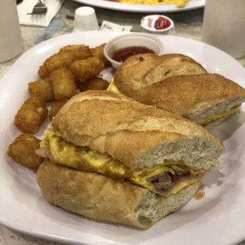 Air Margaritaville - Cuban breakfast sandwich - Bars Near Me - Cancún, ROO