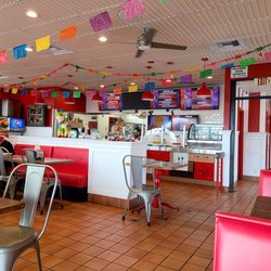 Mas Takos - Restaurant and front counter
