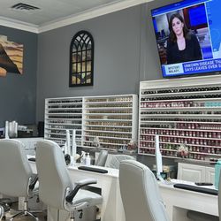 4 Seasons Nail - They completely changed the setup. Not sure I like it or the news in my face the whole time! Ugh