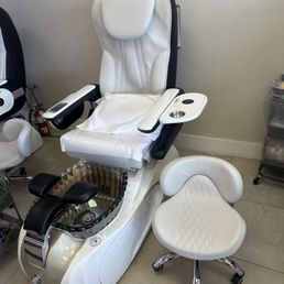 Amazing chairs! They have cup holders and phone chargers!