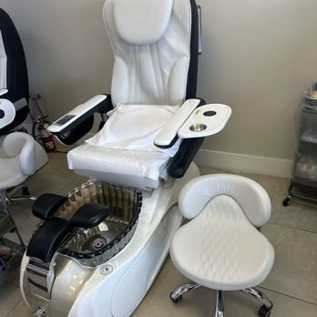 The Nail Pro - Amazing chairs! They have cup holders and phone chargers! - Nail Salons Near Me - Lakewood, California