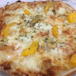 Cafeteria Es Passeig - Tropical pizza with pineapple, peaches and banana!