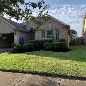Yard Bandit Lawncare Services - Hedges and mulch on a rented property touched up for move out. - Lawn Services Near Me Yard Bandit Lawncare Services - Hedges and mulch on a rented property touched up for move out. - Lawn Services Near Me