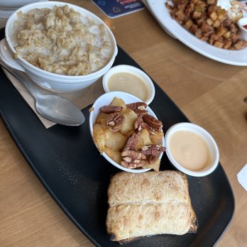 Cochon Dingue - Oatmeal - Breakfast & Brunch Near Me - Quebec City, Quebec Cochon Dingue - Oatmeal - Breakfast & Brunch Near Me - Quebec City, Quebec