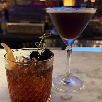 Grace and Leavitt Tavern - Sports Bars Near Me - Chicago, Illinois Grace and Leavitt Tavern - Sports Bars Near Me - Chicago, Illinois