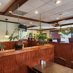 Four Seasons Family Restaurant - Dining room