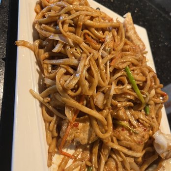 Wu's House - Lo Mein with chicken - Japanese Near Me - Evergreen Park, Illinois