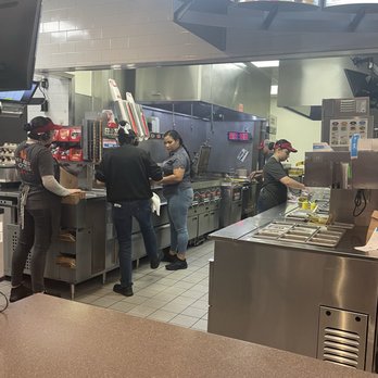 Wendy's - Kitchen with lots of workers - Fast Food Near Me - Torrance, California Wendy's - Kitchen with lots of workers - Fast Food Near Me - Torrance, California
