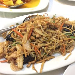 Restaurante Chines Lu Cheng - Fried noodles with 3 treats as they called it.