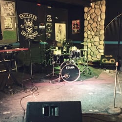 DV8 Tavern - Stage