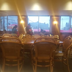 Toks - Interior. Es un lugar grande y en la noche no está lleno.