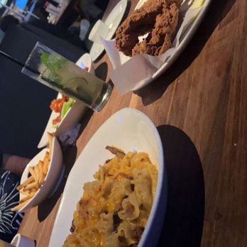 Yard House - Mac & Cheese, Nashville Hot Chicken & Pancakes, 10 Crispy Traditional Wings - New American Near Me - West Nyack, New York