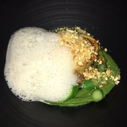 Les Rosiers - Œuf fermier et lait basse température, asperges vertes, poitrine de cochon Ibaïama confite au soja, émulsion de pain et maïs grillé
