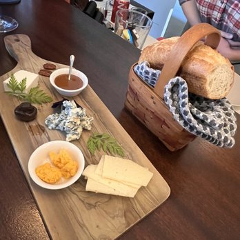Apt 115 - Cheeseboard - Wine Bars Near Me - Austin, Texas