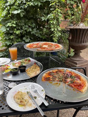 Kaos Pizzeria by null