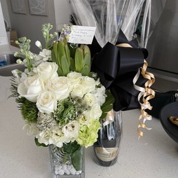 Congratulations bouquet and champagne delivery for my daughter moving into a new home!