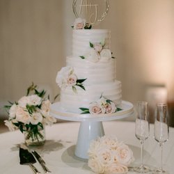 Ma Petite Maison Cake Design - Beautiful wedding cake tastes as good as it looks. Flowers by The Flower House