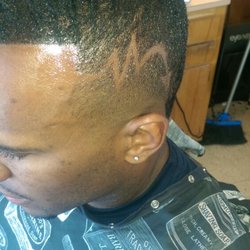 Lamptons Barber Shop - Little line work