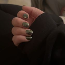 Hampton's Exquisite Nails - Green chrome powder on natural nails