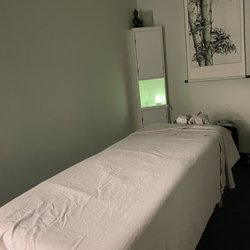 Laura Tran Unique Energy Healing - Massage room