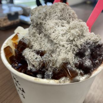 Salju Dessert - Black sesame ice with coffee jelly, red bean and Mochi . - Desserts Near Me - Alhambra, California