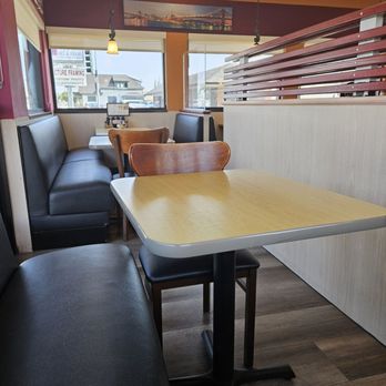 Sammy's Stackhouse - Clean and comfortable dining area. - American Near Me - Orange, California