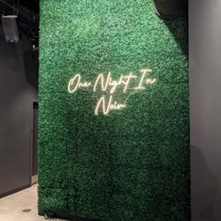 Noir Lounge - Photo backdrop wall