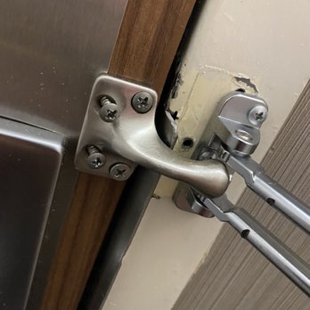 Courtyard Montgomery - Door hinge broke/loose - Hotels Near Me - Montgomery, Alabama Courtyard Montgomery - Door hinge broke/loose - Hotels Near Me - Montgomery, Alabama