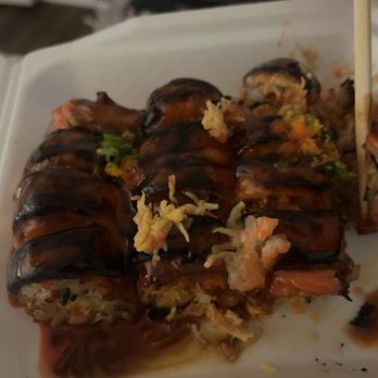 Tomo7 sushi - Burnt Baked Salmon Roll - Sushi Bars Near Me - Riverside, California Tomo7 sushi - Burnt Baked Salmon Roll - Sushi Bars Near Me - Riverside, California