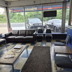 Lee Tire - Seating area