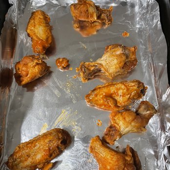 Earls Kitchen + Bar - Earls Wings- $16 for that - New American Near Me - Somerville, Massachusetts