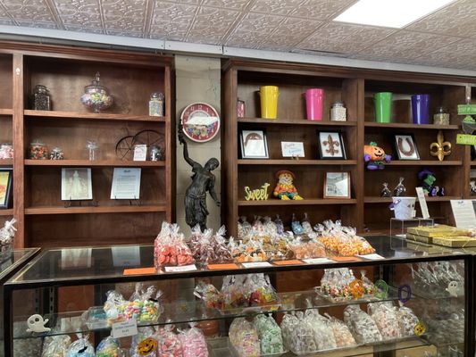 Muth's Candies by null