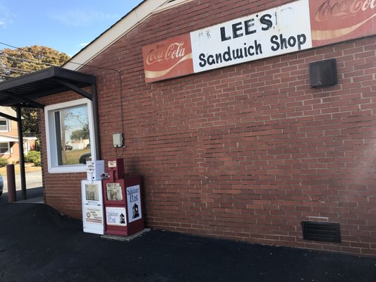 Lee's Sandwich Shop by null