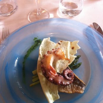 Restorante Celide - Filetto di orata con tentacolo di polpo su asparagi - Italian Near Me - Lucca, LU Restorante Celide - Filetto di orata con tentacolo di polpo su asparagi - Italian Near Me - Lucca, LU